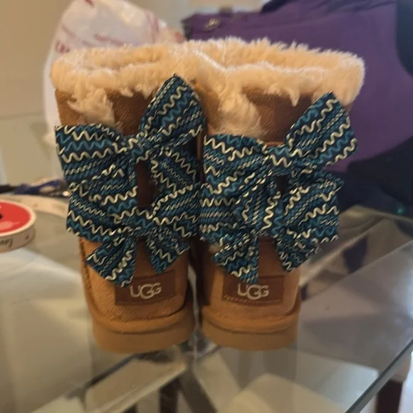 Girl’s Bow Uggs - Picture 3 of 7